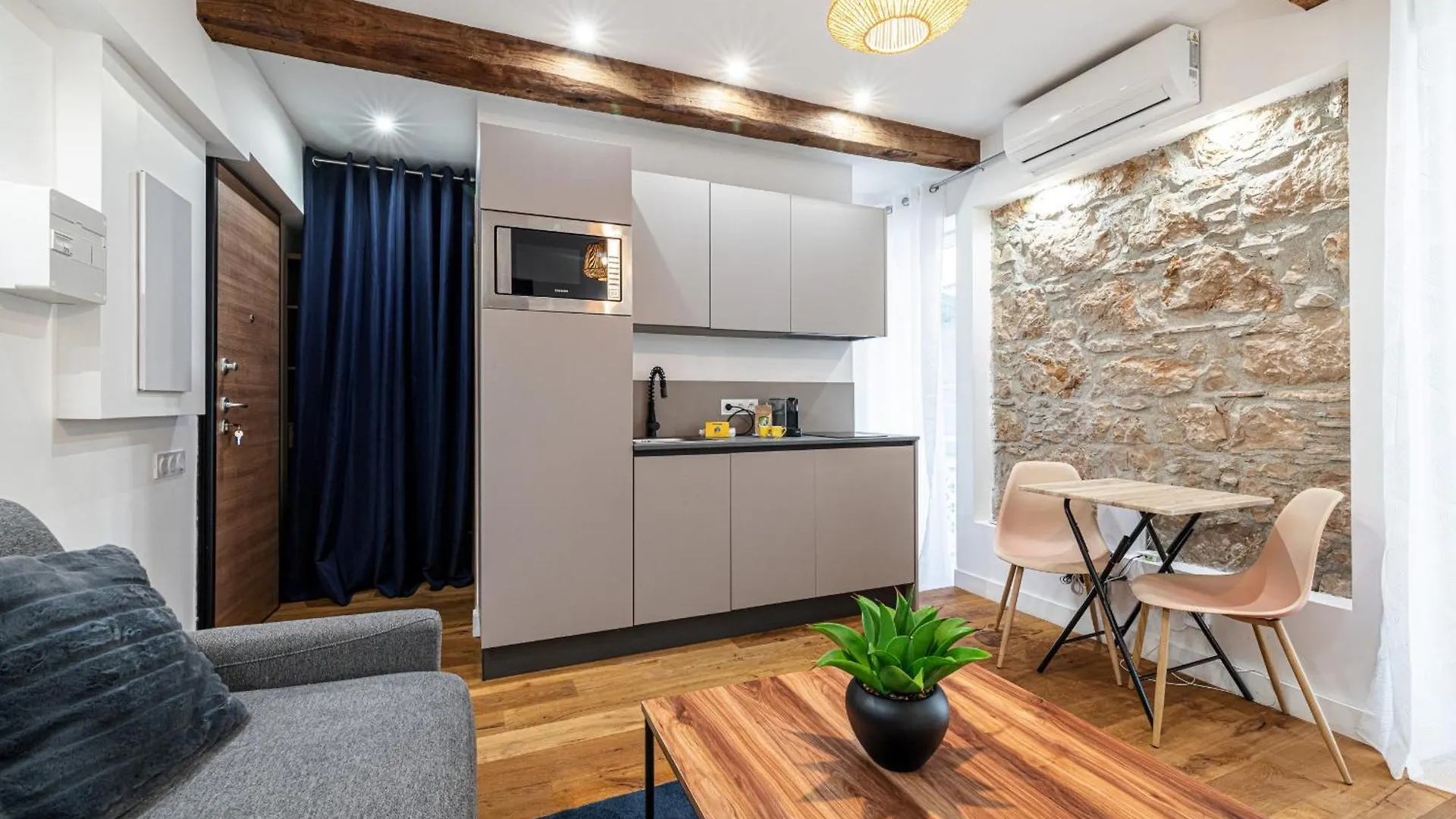 Pretty & Quiet Studio In Port Area Νίκαια